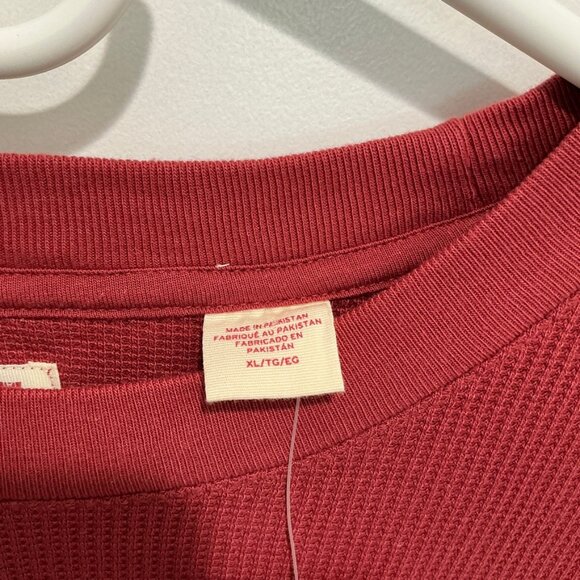 Levi's mens long sleeves t-shirt, New with Tag, red sizeXL - Picture 3 of 8